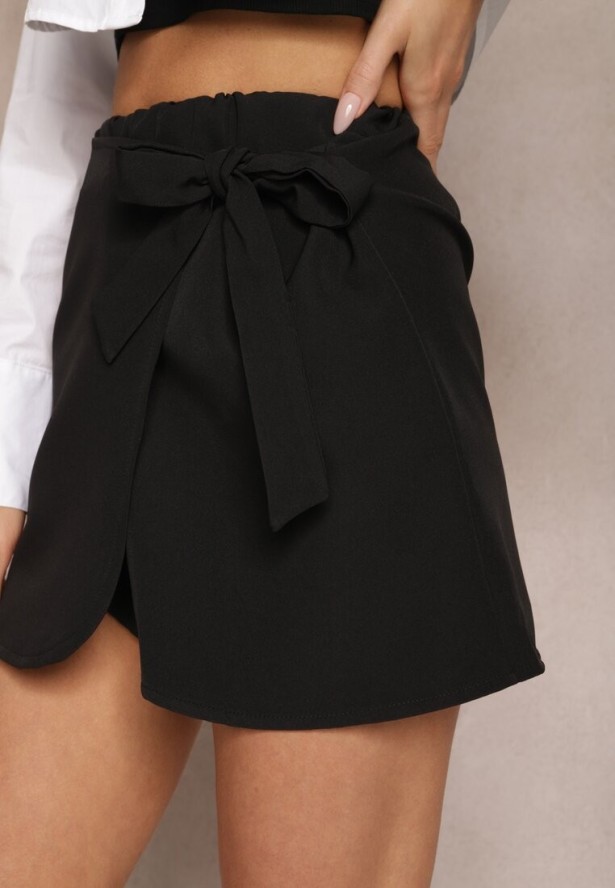 Czarna Kopertowa Spódnica Mini z Ozdobnym Węzłem Daevy