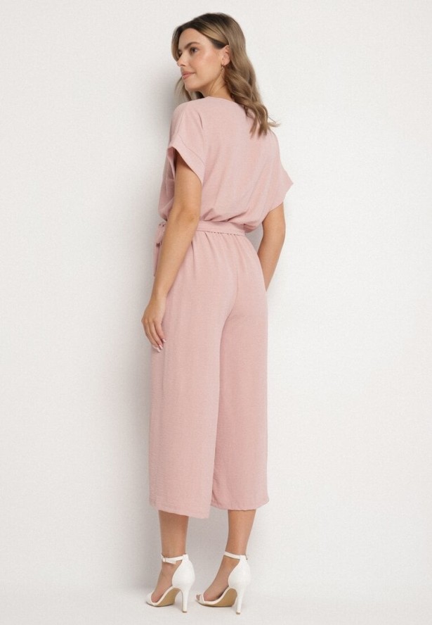 Różowy Kombinezon o Kopertowym Kroju z Wiązanym Paskiem Tenirea