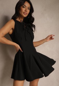 Czarna Sukienka Bez Rękawów o Rozkloszowanym Kroju Wiązana przy Dekolcie Hirkio