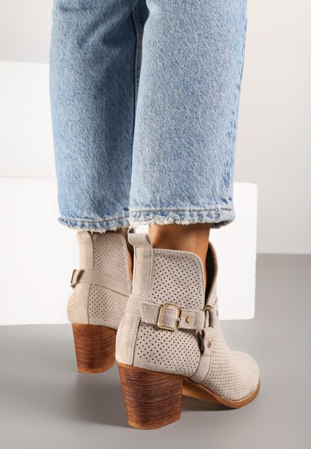 Jasnobeżowe Botki Vices na Obcasie w Kowbojskim Stylu Ozdobione Klamrą Korfedi