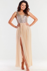 Długa sukienka na wesele z rozcięciem beżowa z cekinami