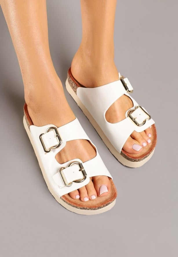 Białe Klapki na Platformie z Korka Ozdobione Klamrami Artelli