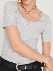 Prążkowana koszulka z guzikami - szary
