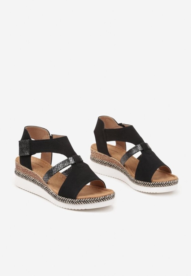 Czarne Sandały na Koturnie Ozdobione Tłoczonymi Paskami i Plecionką Damirea