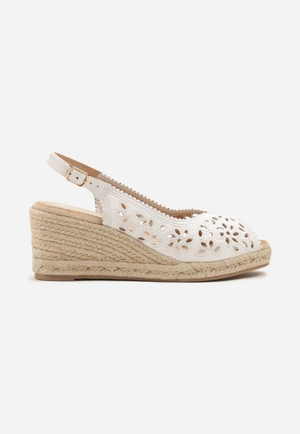 Białe Sandały na Plecionym Koturnie z Ażurową Cholewką z Kwiatowym Motywem Nevianelle