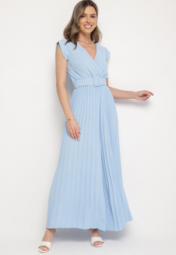 Jasnoniebieski Kombinezon o Kopertowym Kroju z Plisami i Paskiem w Talii Salivania