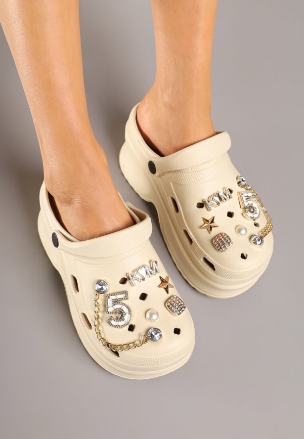 Beżowe Klapki na Platformie Ozdobione Aplikacjami i Perełkami Heleldi