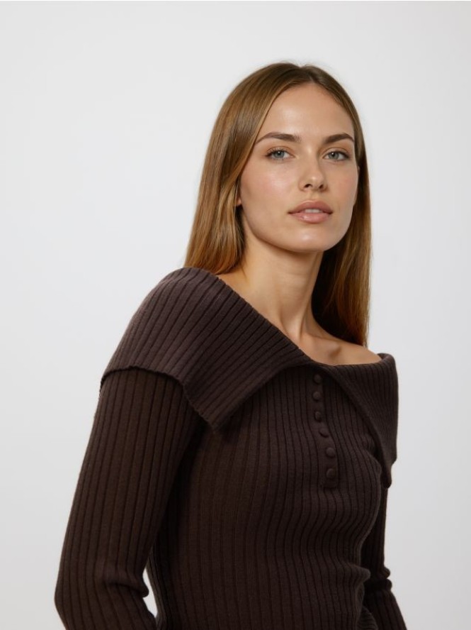 Sweter z wykładanym kołnierzem - brązowy