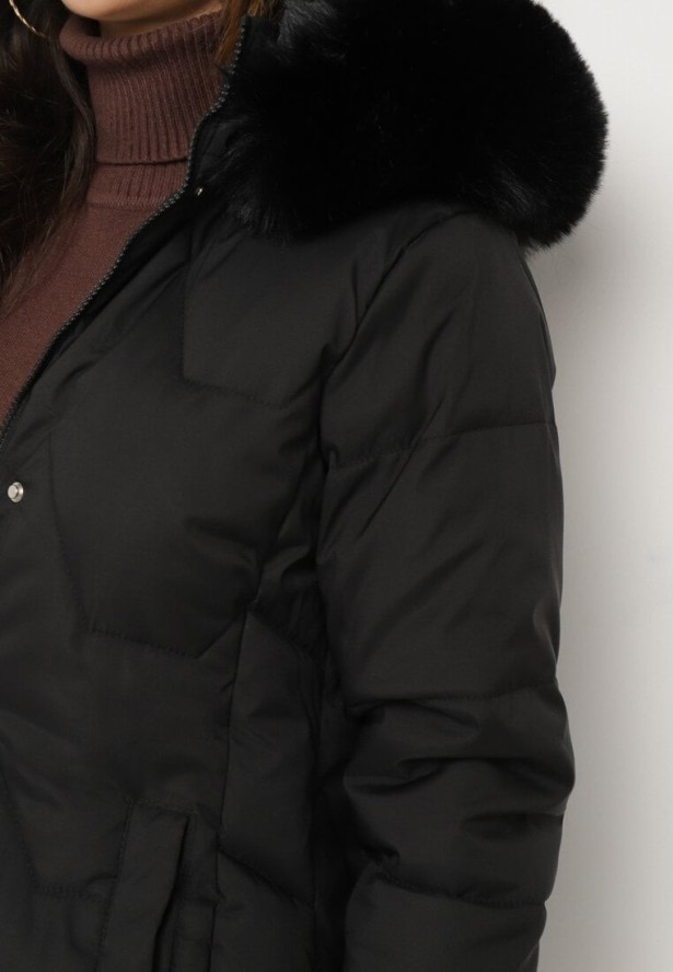 Czarna Kurtka Pikowana o Długim Fasonie z Kapturem i Futrem Vertizola