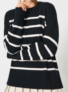 Prążkowany sweter w paski - czarny