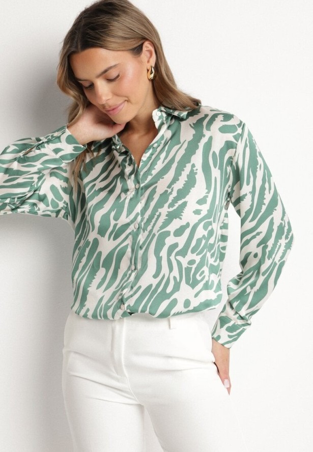 Zielono-Biała Koszula z Dłuższym Tyłem w Abstrakcyjny Wzór Nilhiris