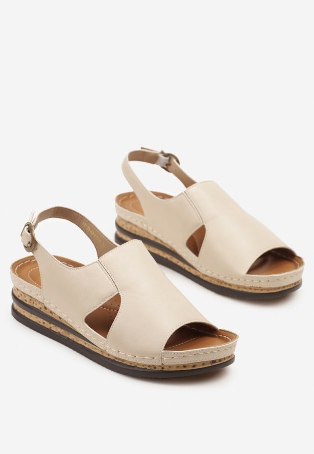 Beżowe Sandały Vices na Koturnie z Ozdobnymi Wycięciami Ovilere