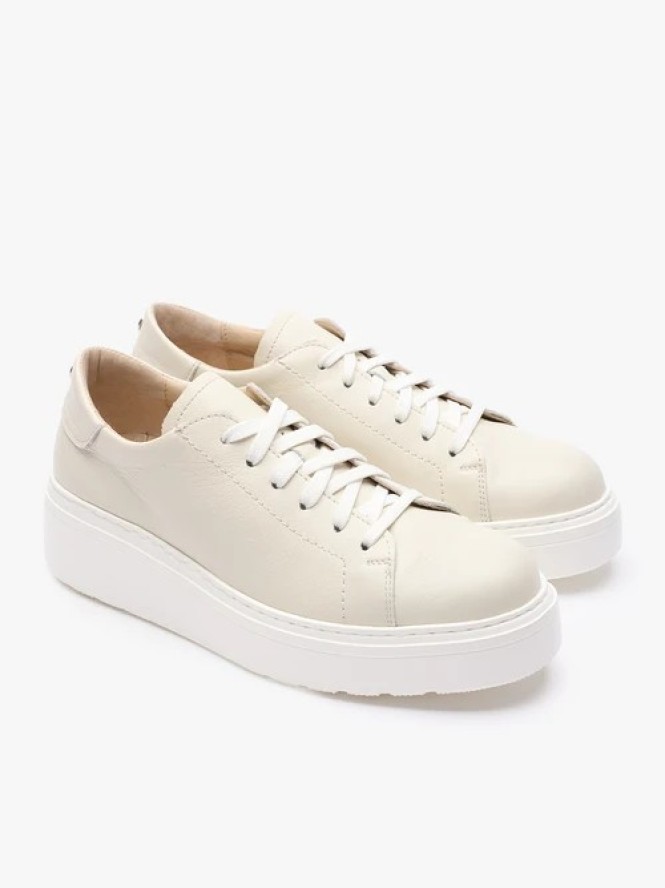 Kremowe sneakersy na platformie