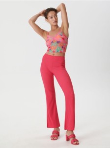 Crop top w kwiaty - różowy