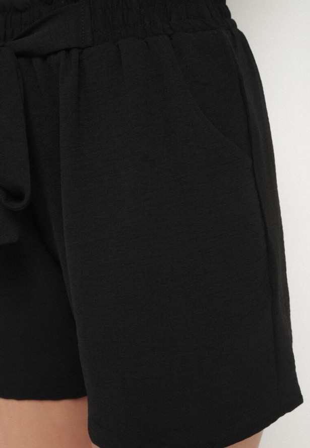 Czarne Szorty z Wysokim Stanem i Gumką w Talii Zdobione Wiązaniem Mevalica