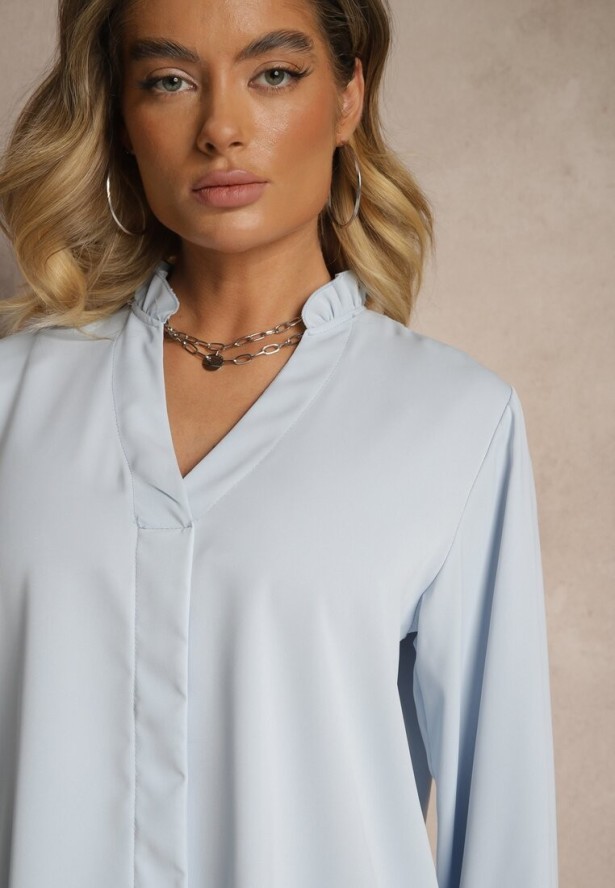 Jasnoniebieska Bluzka z Dekoltem w Kształcie Litery V Zdobionym Falbanką Davissia