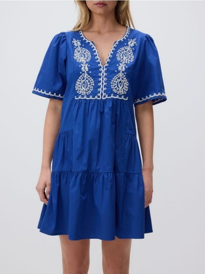 Sukienka z haftem - niebieski
