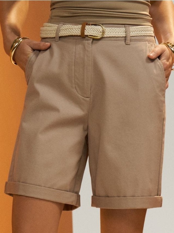 Bawełniane szorty z paskiem - beżowy