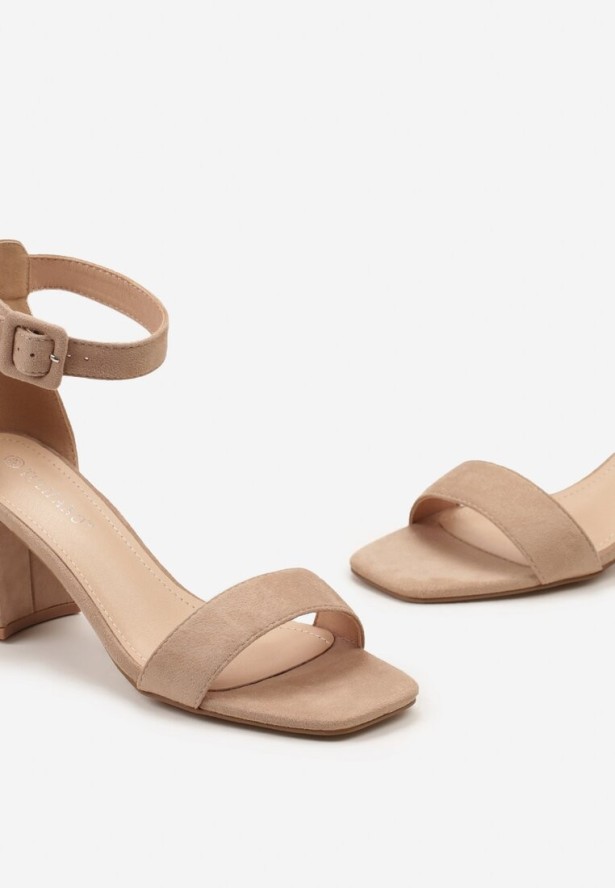 Ciemnobeżowe Sandały Vices na Słupku z Zapięciem wokół Kostki z Kwadratowym Noskiem Nualasa