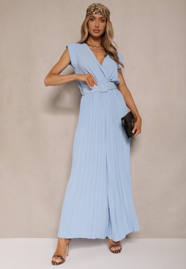 Jasnoniebieski Kopertowy Kombinezon Wide Leg Zdobiony Plisami i Paskiem z Klamrą Salirella