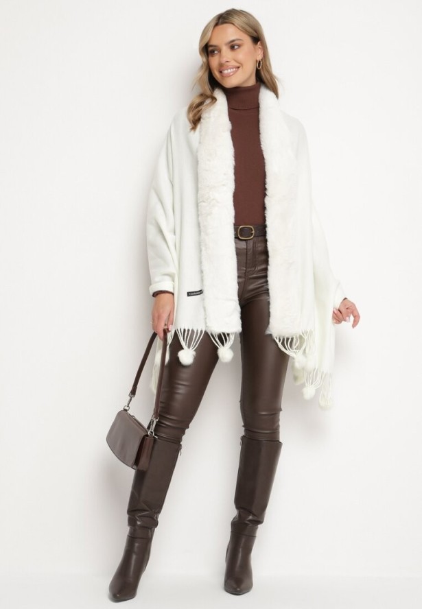 Beżowy Szeroki Szalik Narzutka z Pomponami i Futerkiem Naqila