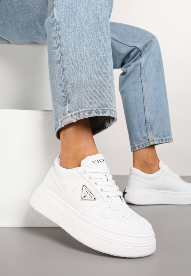 Białe Sneakersy Vices na Grubej Podeszwie z Geometryczną Ozdobą i Perforacją Karvesa
