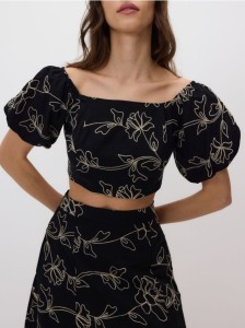 Top z bufkami - czarny