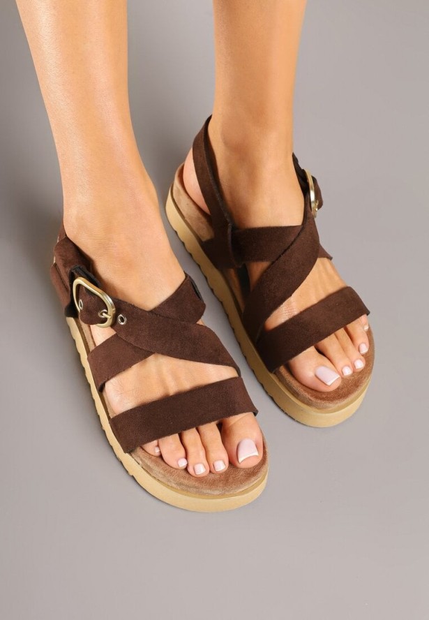 Brązowe Sandały na Platformie Ozdobione Klamrą Novarisa