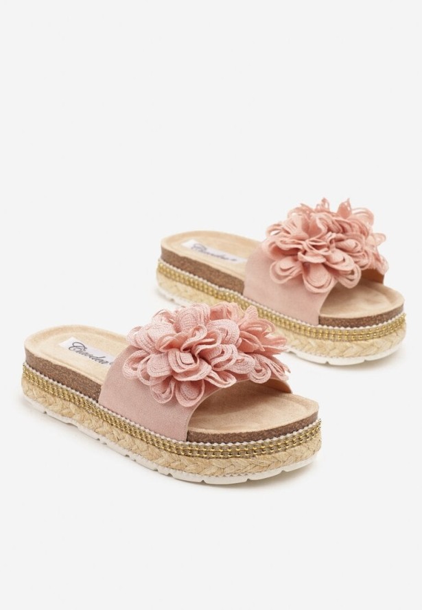 Różowe Klapki na Niskiej Platformie z Ozdobną Aplikacją z Kwiatem Soprine