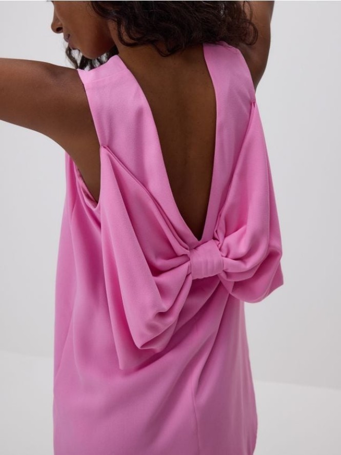 Sukienka z kokardą na plecach - różowy