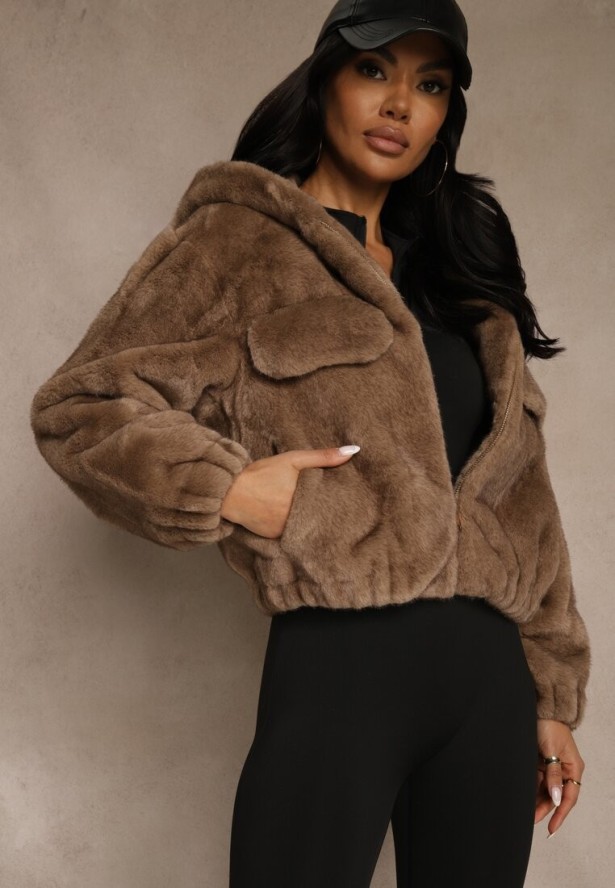 Jasnobrązowa Kurtka Futerko o Kroju Bomberki z Kapturem i Imitacją Kieszeni Awedana