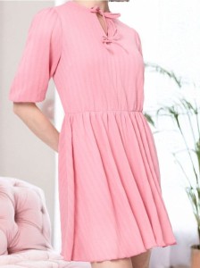 Sukienka mini z zdobnym wiązaniem - różowy