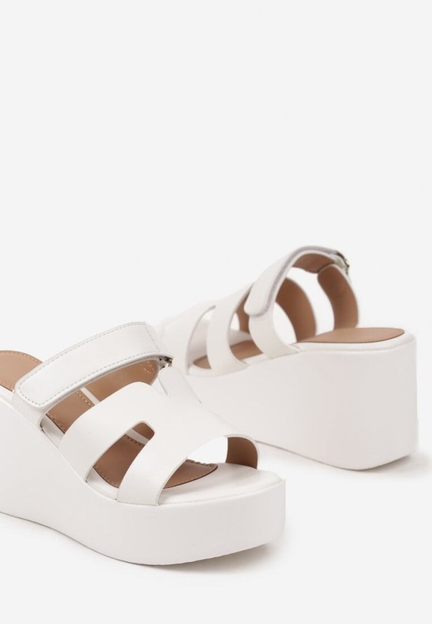 Białe Klapki na Koturnie Ozdobione Geometryczną Cholewką Isavira