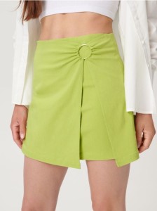 Spódnica mini z ozdobnym kółkiem i rozcięciem z przodu - zielony