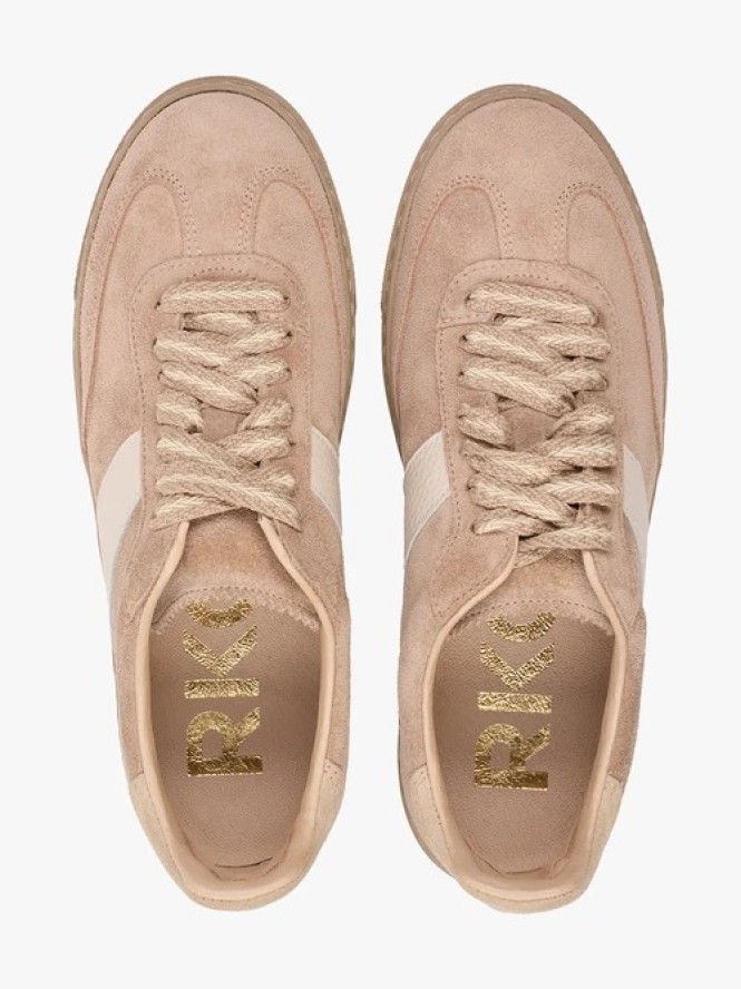 Piaskowe sneakersy z jasnym paskiem