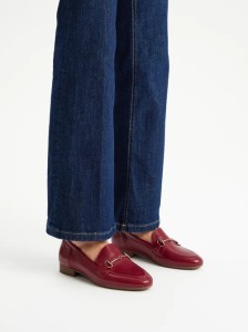 Bordowe mokasyny z platynową ozdobą