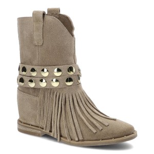 Botki damskie Carinii, zamszowa cholewka o miękkiej strukturze dekoracyjne frędzle z metalowymi nitami wsuwany fason, beżowe, B7751-O17-B89