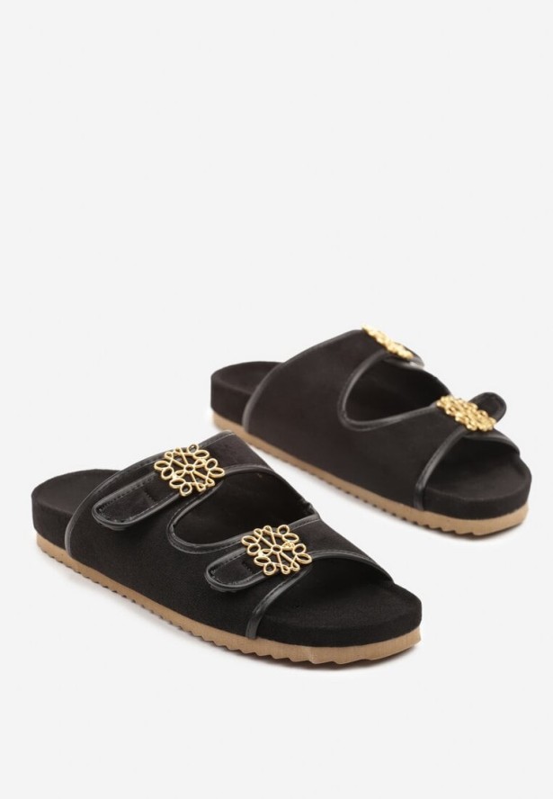 Czarne Klapki Vices z Metaliczną Ozdobą i Dwoma Paskami Maithiana