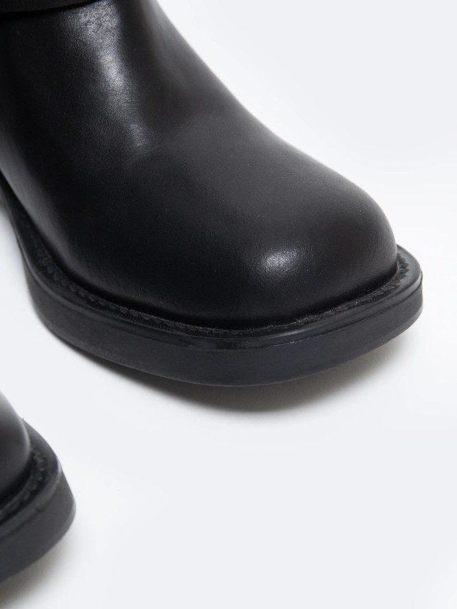 Botki damskie ze skóry naturalnej z ozdobnymi sprzączkami czarne OO274A190 906