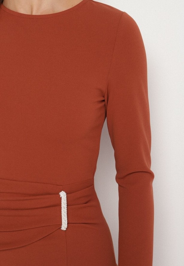 Brązowa Taliowana Sukienka Vices z Marszczeniem i Perełkami Adorre