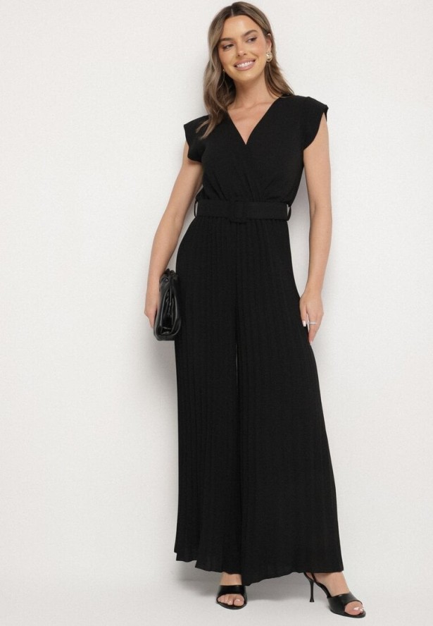 Czarny Kombinezon o Kopertowym Kroju z Plisami i Paskiem w Talii Salivania