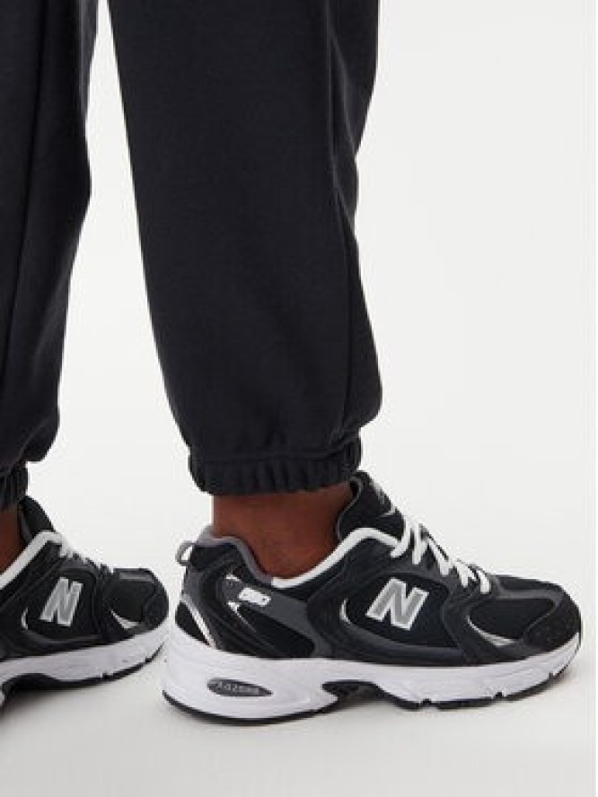 New Balance Spodnie dresowe Essentials WP41500 Czarny Relaxed Fit