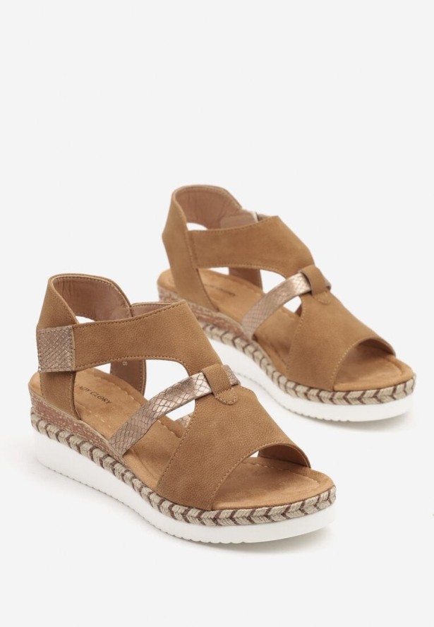 Brązowe Sandały na Koturnie Ozdobione Tłoczonymi Paskami i Plecionką Damirea