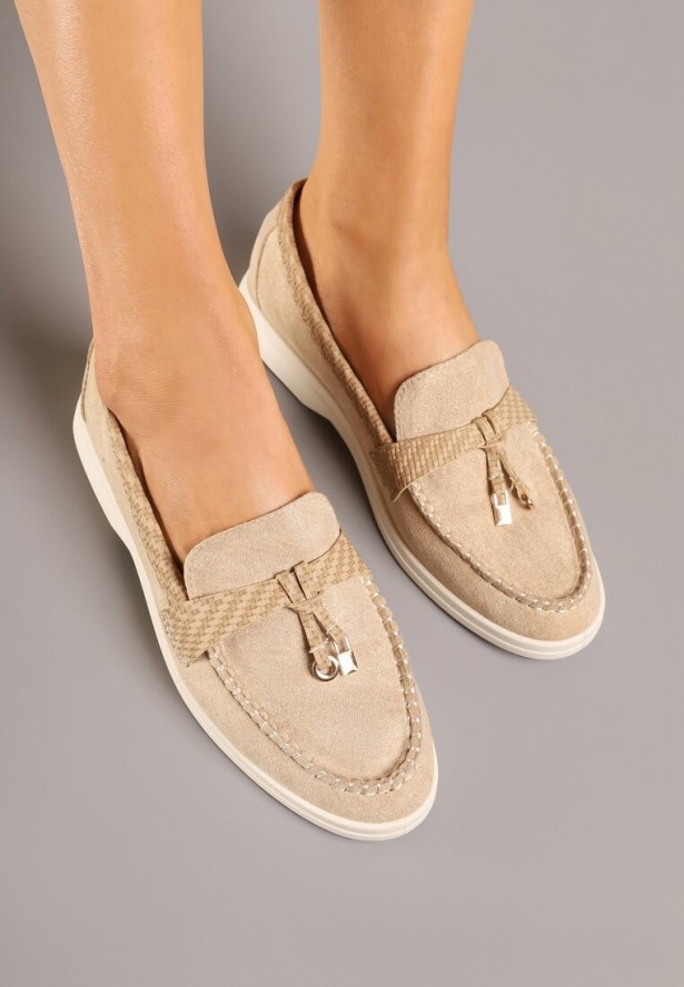 Ciemnobeżowe Mokasyny Ozdobione Metalicznymi Aplikacjami i Geometrycznym Wzorem Raviloria