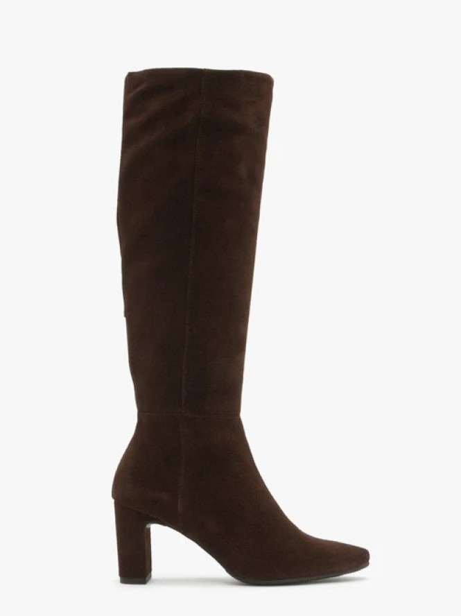 Brązowe kozaki na słupku