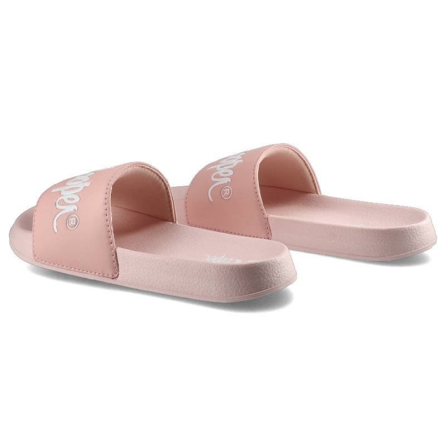 Klapki damskie Lee Cooper, skóra ekologiczna w jasnoróżowym kolorze z szerokim paskiem z tłoczonym logo oraz miękką profilowaną podeszwą, różowe, LCW