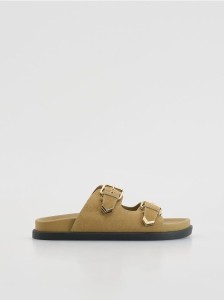 Zamszowe klapki z klamrami - beżowy