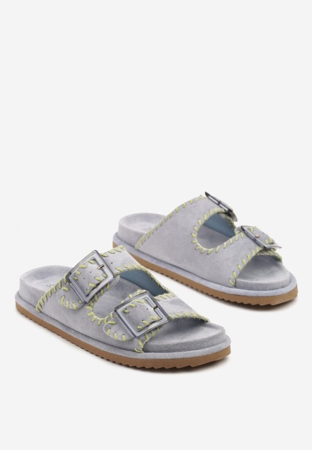 Niebieskie Klapki z Ekozamszu Zdobione Przeszyciami i Klamrami Leannae