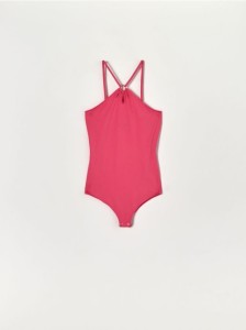 Body na ramiączkach z marszczeniem i ozdobnym kółkiem - różowy