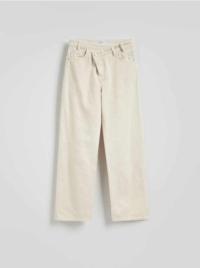 Jeansy wide leg z asymetrycznym zapięciem - złamana biel